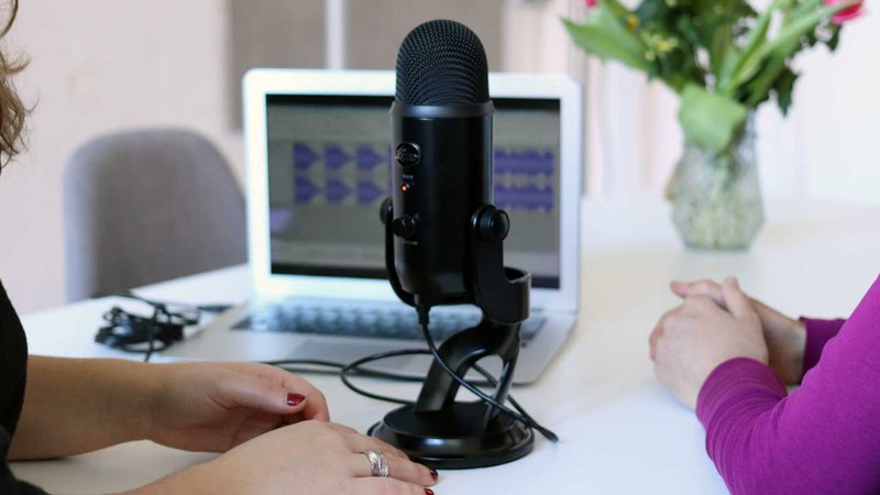 Benefits of using studio quality podcaster microphones for brands